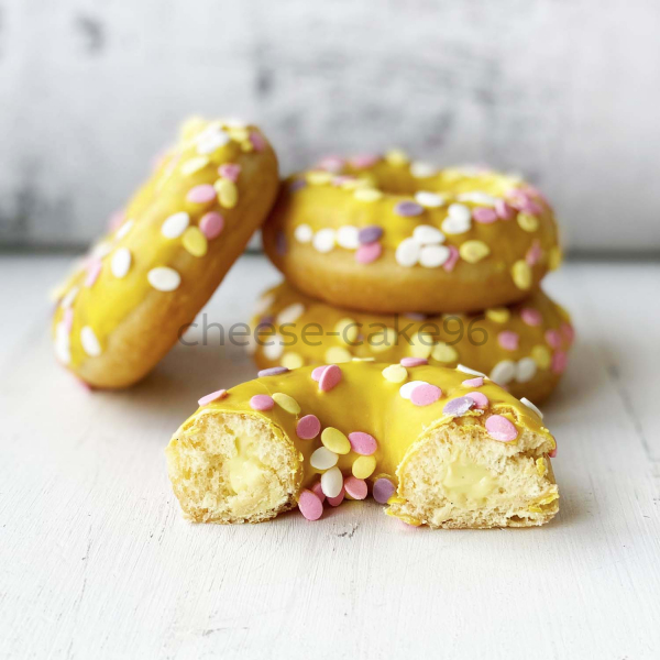Донат с ванильной глазурью с цветным драже и ванильной начинкой EASTER Донат с ванильной глазурью с цветным драже и ванильной начинкой EASTER
